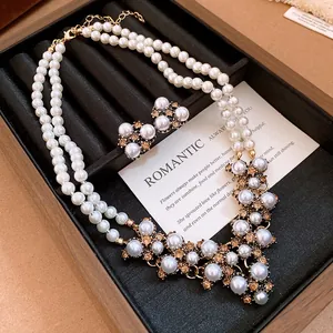 Dettaglio ravvicinato di un set vintage con collana di perle e orecchini abbinati