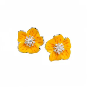 Orecchini a lobo a forma di fiore in smalto giallo con zirconi scintillanti ed eleganti