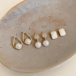 Set orecchini a perno in stile francese con zirconi e smalto, aghi in argento 925.