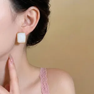 Eleganti orecchini a lobo rettangolari in perla con montatura dorata minimalista