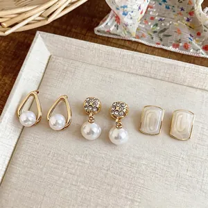 Elegante set di orecchini con perle e strass placcati in oro in stile francese su vassoio