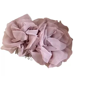 Elegante pettine per capelli con fiore in chiffon rosa polvere per acconciature da donna.