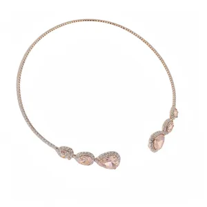 Elegante collana girocollo oro rosa con pietre rosa taglio a pera e strass scintillanti