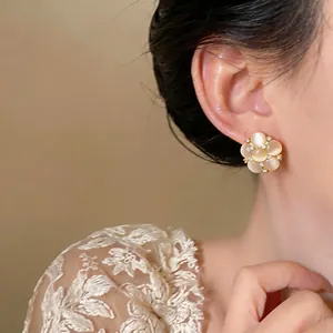 Κομψά σκουλαρίκια λουλούδια 18k με πέτρες μάτι της γάτας και λαμπερά ζιργκόν