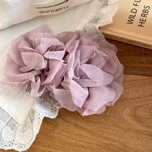 Dettaglio di forcina per capelli a fiore in chiffon color malva con petali mesh