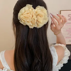 Elegante fermaglio per capelli in garza color champagne su modella per uno stile dolce