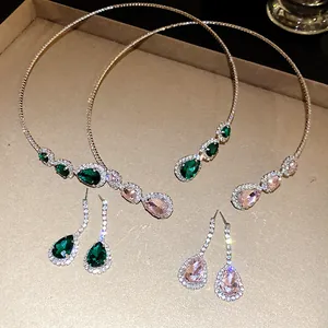 Dettaglio di un set di gioielli di lusso con pietre scintillanti a forma di goccia d'acqua