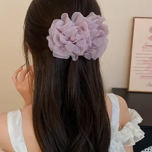 Vista dettagliata di un fermaglio per capelli a fiore in rete viola su capelli