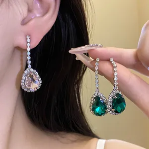 Eleganti orecchini a goccia di cristallo con nappa di strass scintillanti per un look di lusso