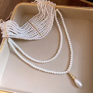Elegante collana di perle multistrato francese con un ciondolo vintage a goccia d'acqua