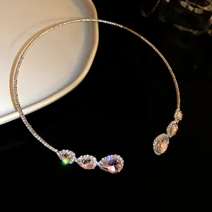 Dettaglio del girocollo di lusso con strass e gemme rosa a forma di pera