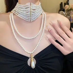 Elegante girocollo di perle multistrato con ciondolo a goccia vintage su modella