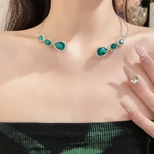 Primo piano di una lussuosa collana girocollo verde smeraldo con accenti in strass.