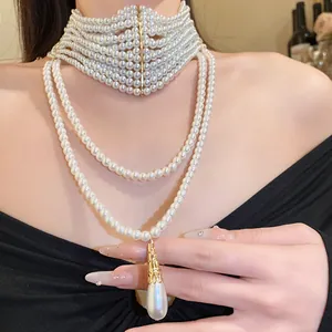 Primo piano dettagliato di una collana di perle multistrato vintage con pendente a goccia