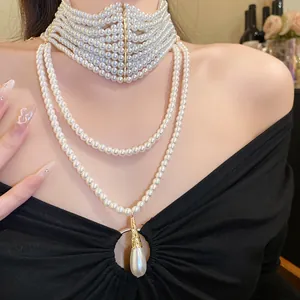 Dettaglio di elegante collana di perle multistrato retrò francese con ciondolo a goccia