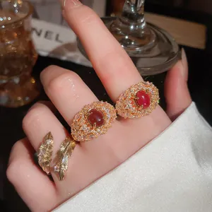 18K Vergoldet Kupfer Zirkonia Plissee Ring Vintage-Palast-Stil Ovaler Cluster Rosa Lila Stein Feder Offener Ring Schmuck Damen