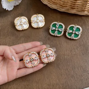 Boucles d'oreilles fleurs géométriques en zircon élégantes en blanc, vert et rose tendre