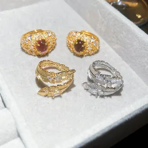 Auswahl an hochwertigen vergoldeten 18K-Ringen im Vintage-Stil mit schimmernden Zirkonen