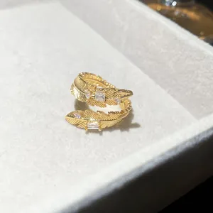 Detailansicht des 18K vergoldeten Federrings mit funkelnden Zirkonia-Akzenten.