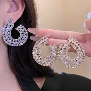 Boucles d'oreilles pendantes géométriques en zircon avec finition argentée