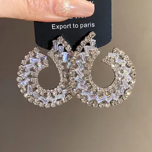 Boucles d'oreilles géométriques élégantes avec des pierres de zircone scintillantes