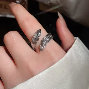 Detailansicht eines eleganten, 18 Karat vergoldeten Federrings mit funkelndem Zirkonia