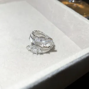 Nahaufnahme eines eleganten, 18 Karat weißgoldvergoldeten Federrings mit Zirkonia-Steinen