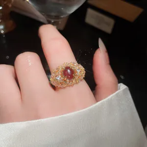 Detailansicht eines 18K vergoldeten Rings im Retro-Palaststil mit rotem Stein und Zirkonen.