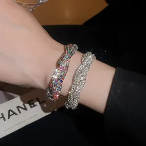 Nahaufnahme von eleganten geflochtenen Armbändern mit bunten und silbernen Steinen