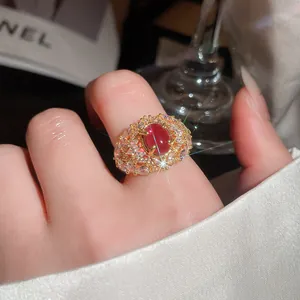 Detaillierte Makroansicht eines goldenen Vintage-Ringes mit rotem Edelstein und Zirkonia
