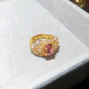 Makroansicht eines vergoldeten Vintage-Rings mit rosa Edelstein und Zirkonia.