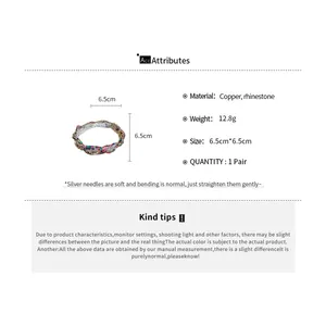 Detailansicht des bunt geflochtenen Strass-Armbands mit Größenangaben und Materialspezifikationen