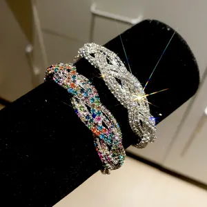 Makro-Detail von geflochtenen Strass-Armbändern mit lebendigem Glanz und Textur