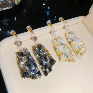 Elegantes pendientes largos de lujo francés con cristales cuadrados y diamantes de imitación