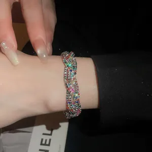 Nahaufnahme eines bunten geflochtenen Armbands mit funkelnden Strasssteinen