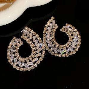 Gros plan de boucles d'oreilles en forme de goutte avec zircons étincelants
