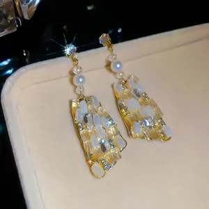 Primer plano detallado de pendientes de lujo franceses con cristales y perlas