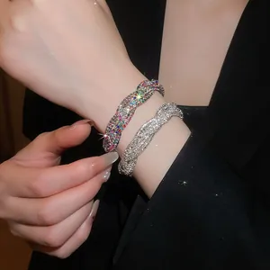 Detailaufnahme von Vintage-Strassarmbändern in Silber- und bunten geflochtenen Webdesigns.