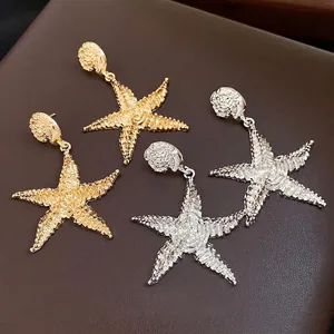 Eleganti orecchini a stella marina con trama plissettata in finiture oro e argento