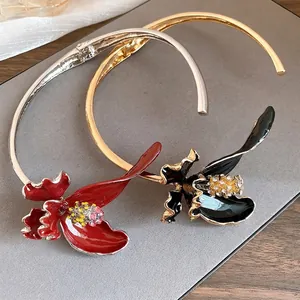 Collier ras du cou style vintage français à fleurs en émail et strass étincelants