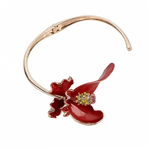 Collier choker vintage avec fleur en émail rouge et strass étincelants, finition dorée