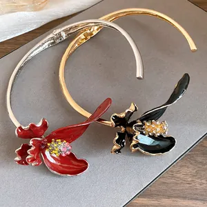 Gros plan détaillé de chokers rétro en émail floral avec des centres en strass brillants