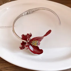 Vue détaillée d'un collier ras du cou en émail rouge avec centre en strass et fini argent