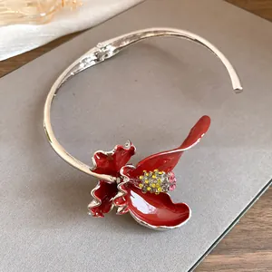 Collier choker fleur en émail rouge style rétro français avec détails en cristal brillant