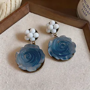 Orecchini a pendente con fiori in resina di lusso francese e perle bianche