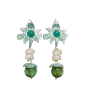 Eleganti orecchini pendenti in resina con fiori e cavalli e perni in argento