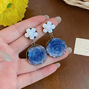 Eleganti orecchini a pendente con rosa in resina blu e borchie a fiore bianco stile vintage