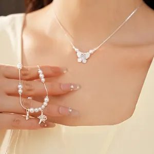 Ensemble collier perles papillon et bracelet zircon étoile sur mannequin