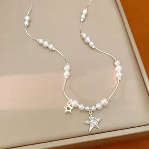 Collier élégant en perles avec pendentifs en forme d'étoile en zircone brillant