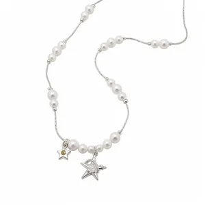 Élégant collier de perles blanches avec des pendentifs en forme d'étoile en zircon scintillant